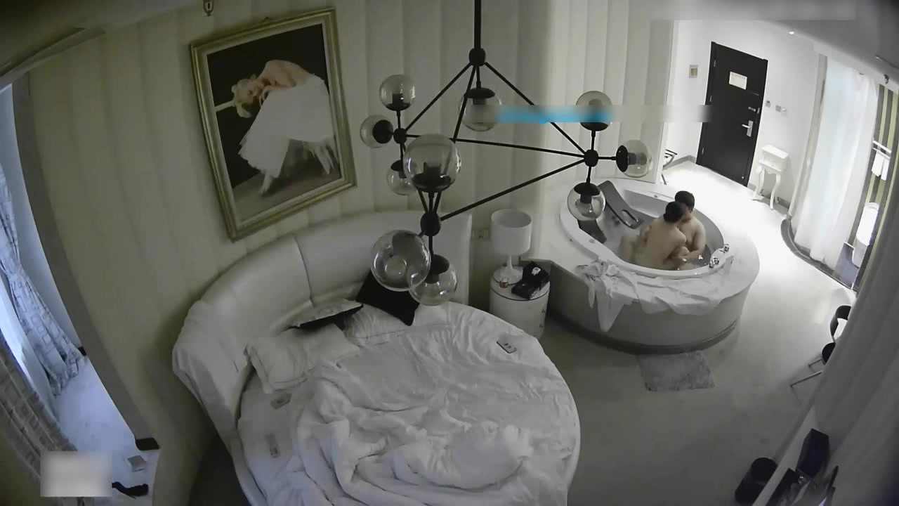 豪华浴缸房中年胖男约大学美女啪啪,有点爱不释手床上操完又到浴缸干