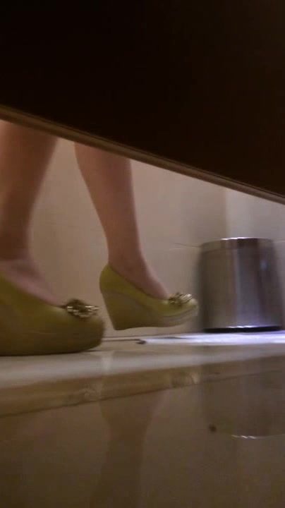 牛人潜入商场女厕蹲守好久终于拍到了几个颜值不错的妹子