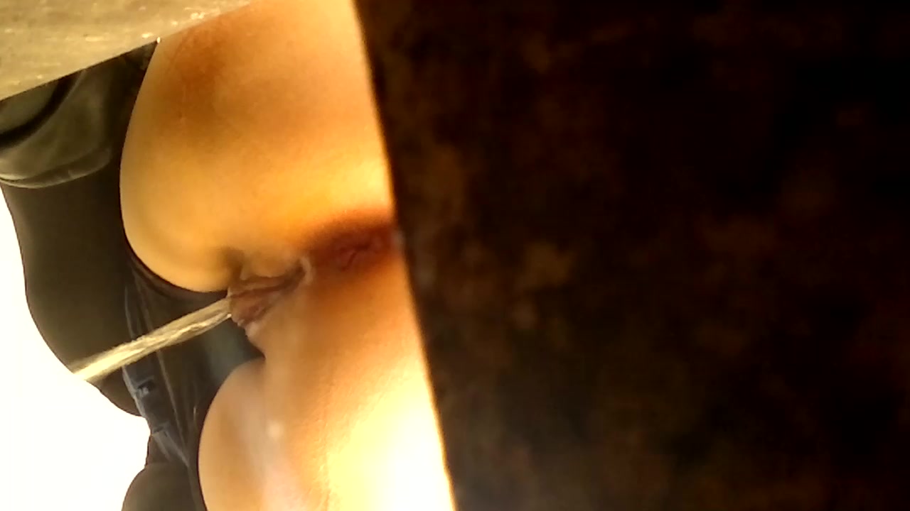 （经典）炼钢厂沟厕偷拍--厂部小妹妹毛不多