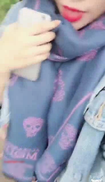 御女范气质短裙大长腿美女荒山野林打电话叫了辆车后才发现没带钱包只能和司机车内激情啪啪肉偿,国语!