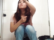 商场排队厕拍系列12 妹子一边尿尿一边补妆像是去约会