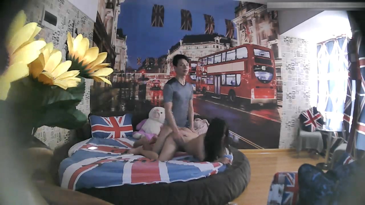 特色酒店伦敦主题房TP大屁股丰满女友貌似很饥渴没有得到满足要自摸