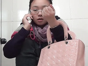 商场排队厕拍系列25 长的还不错的可爱妹子对着镜子搔首弄姿