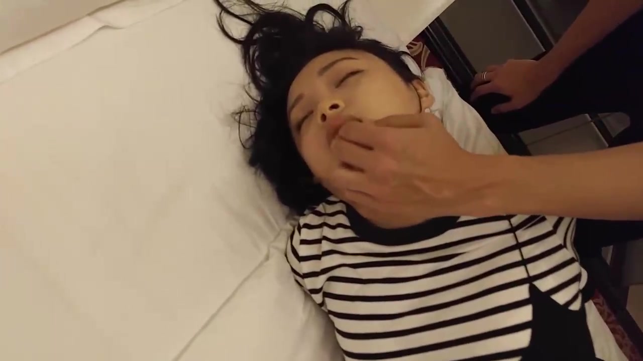 国产迷奸系列青春活力高颜值美少女被下药 各种玩弄最后毛还被剪下来做纪念