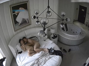 豪华套房TP身材苗条阴毛性感漂亮美女被很能干的男友搞2炮肏的大声呻吟尖叫不停说轻点不行讨厌越说干的越来劲