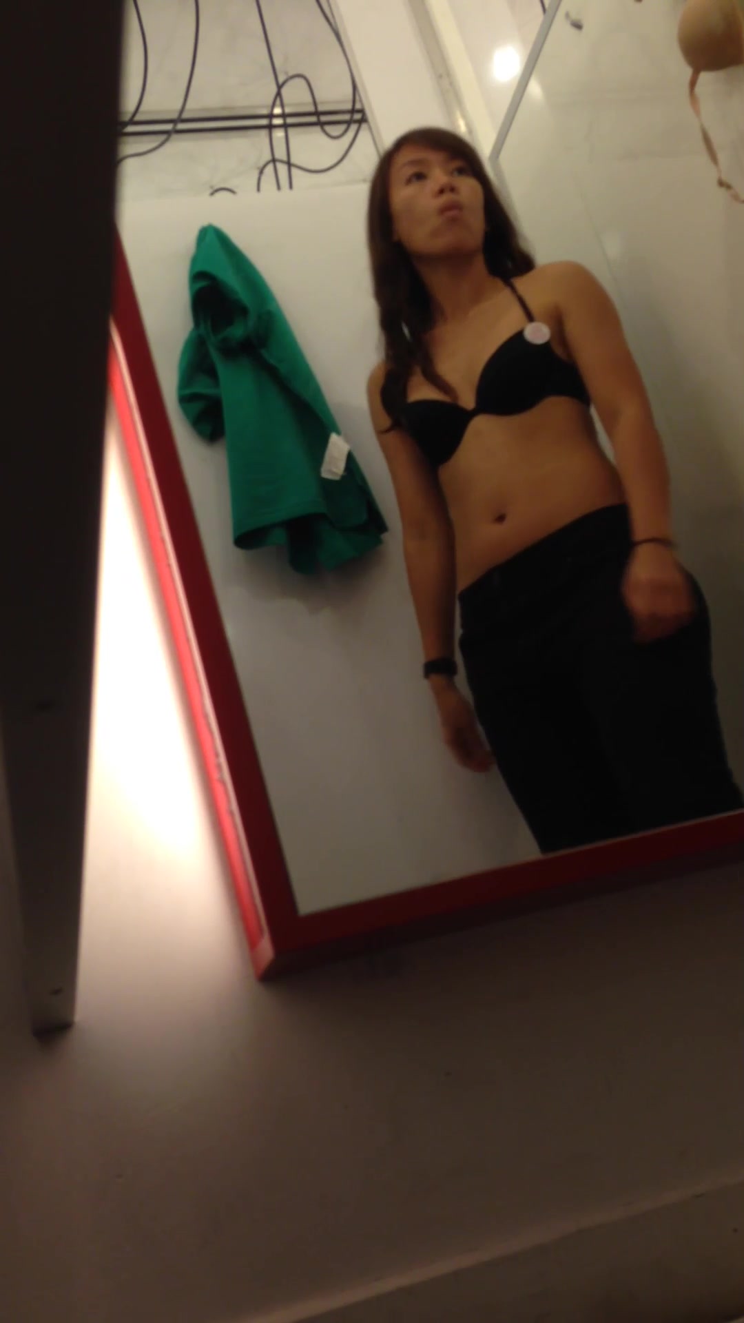 都市丽人精品女装店试衣间偷拍离子烫波浪卷发妹子觉得自己白奶罩不够性感,挑选了一件黑色的