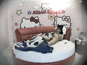 院校附近主题店年轻大学生情侣开房造爱四眼男艳福不浅长发漂亮女友钟爱他的肉棒摆弄舔硬起身啪啪啪大战