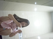 逼缝很长粉裙蓝内裤闷骚少妇,两撮阴毛全竖着换手来回擦