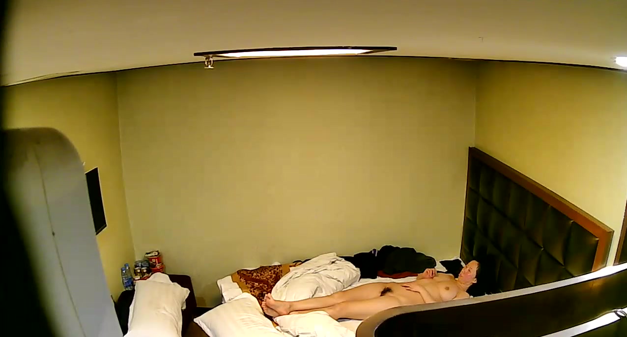 酒店偷拍小伙和单位已婚少妇偷情 扛起美腿就是猛操 这姿势插得深骚逼淫荡对白