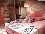 年轻貌美的牛仔短裤美女貌似酒店和情人偷吃,男的正扒她内裤时美女突然接到男友电话,完全挡不住激情继续操!