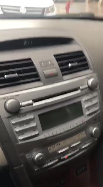 中午开车接漂亮小情人下班准备到酒店干她,美女不想去,让把车开在路边车震,环卫大爷还在旁边打扫卫生了,国语!