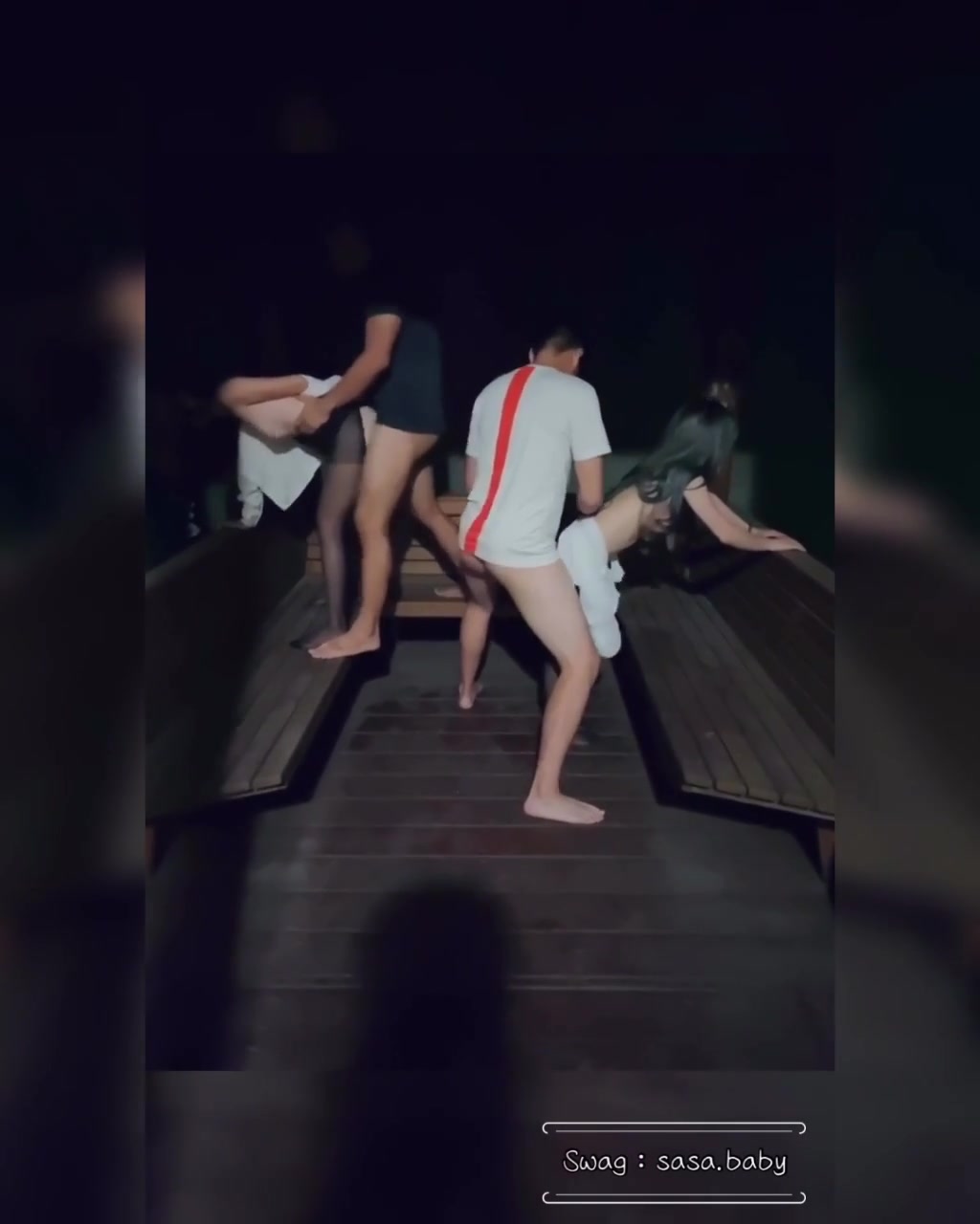 網美雙主播在涼亭吹風看夜景被大叔帶走到摩鐵碗公D奶無套口交