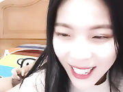 姐姐看着妹子被猛男干的神魂颠倒，各种体位抽插房间里叫声不断，小哥哥太给力姐姐笑得很灿烂