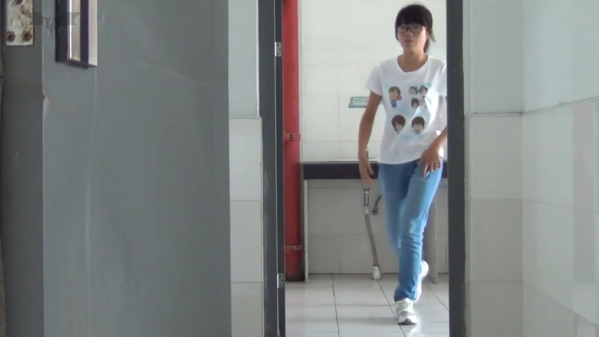 国内厕拍大神潜入某高校女厕偷拍几个美女嘘嘘1080P高清无水印原版