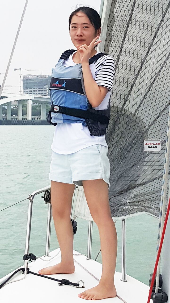 美乳艺校生黄妍全裸居家自拍