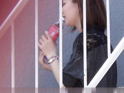 最新流出猥琐男户外偸拍楼梯上休息的短裙少妇被发现后勾引他过来露出奶子扒开多毛粉红小穴给他口爆