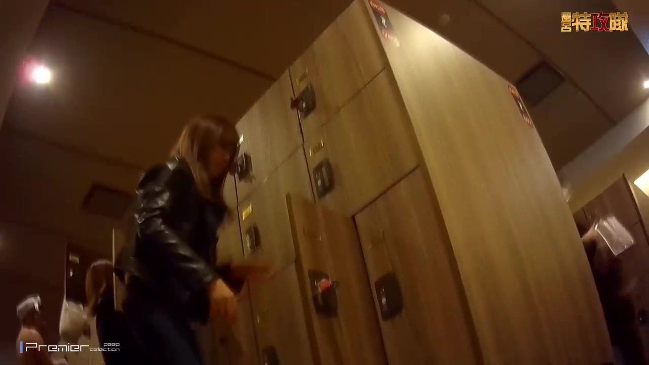 专业盗站流出女偷拍客潜入洗浴中心更衣室近距离偷拍女女换衣服有几个颜值还可以