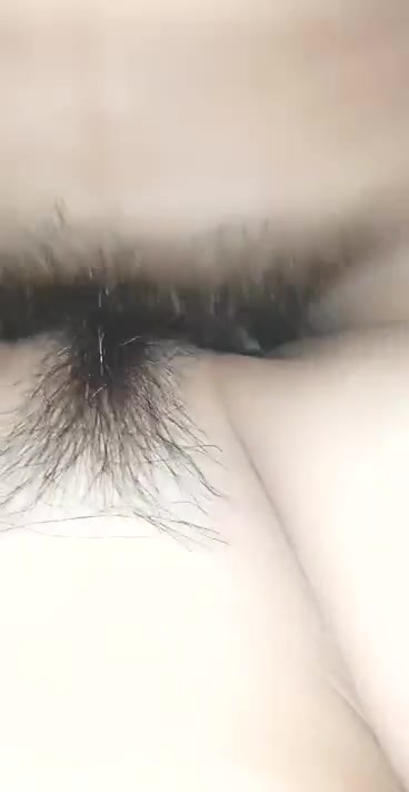 极品嫩模户外勾引小哥一路回家啪啪，深喉口交还没开草骚逼就流好多水，被大哥捏着奶子后入爆草内射中出