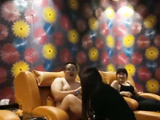 色眯眯的眼镜胖领导KTV包房约了两个女人唱一会喝点酒来情绪了被两个妹子按倒扒光沙发上肉战对白搞笑