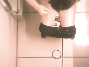 七月新流出商场女厕偷拍美女尿尿俯视角度胸口挂个墨镜的花裙气质美女