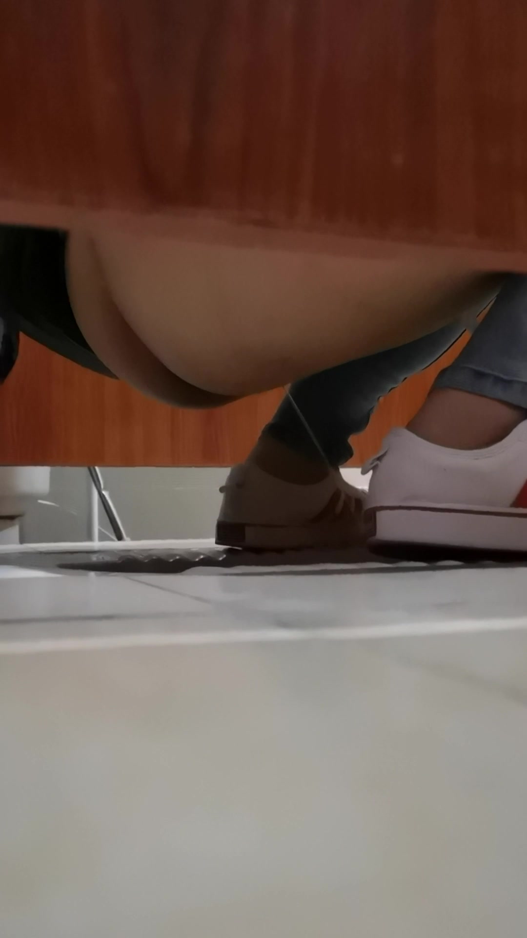 女厕偷拍的小姐姐尿量十足