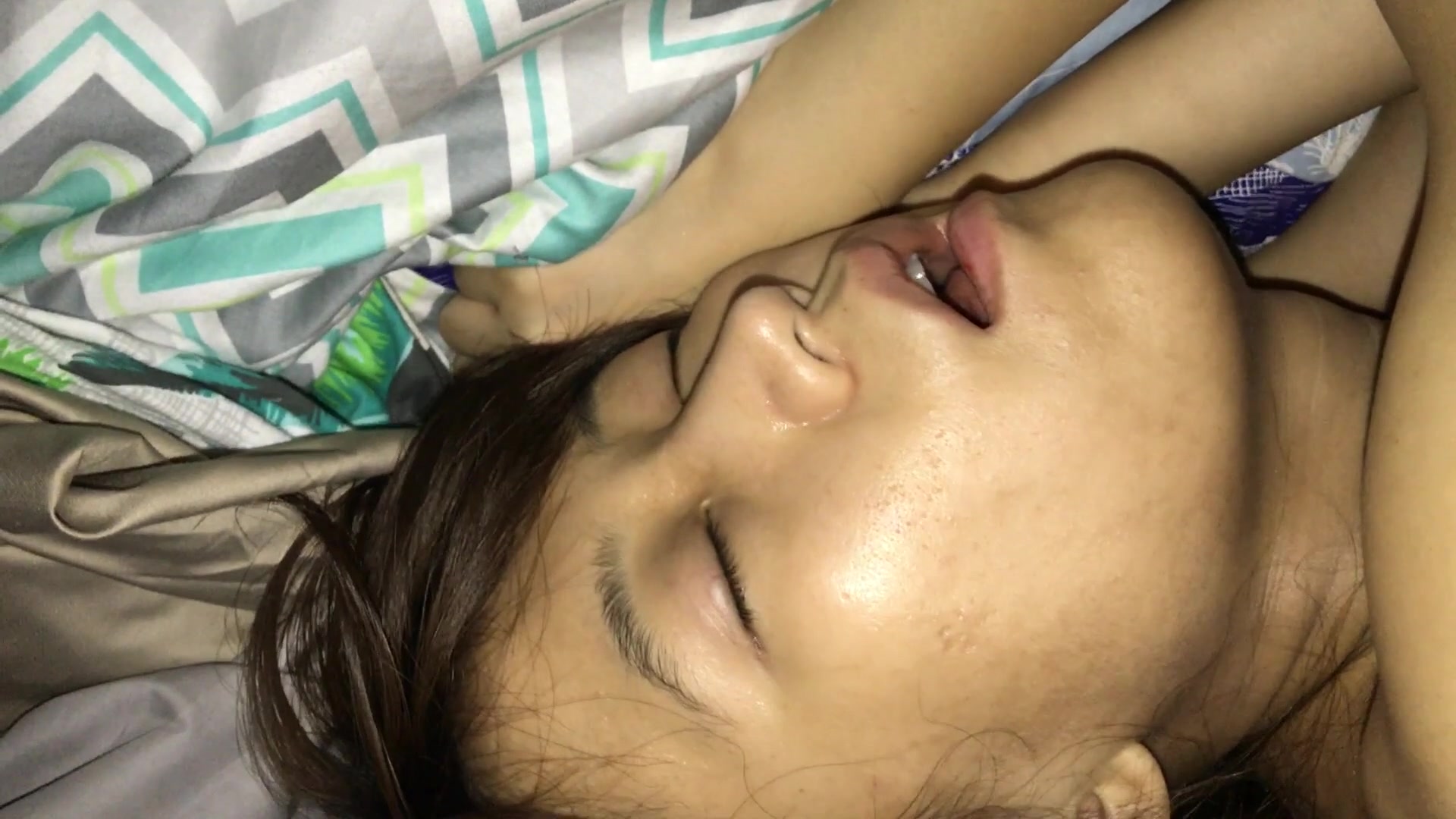 迷玩来自不同部门的4个销售人员