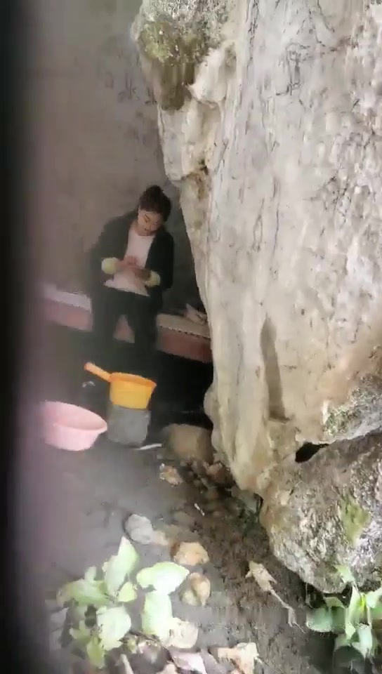 嫖妓偷拍达人强哥巡山几个正在摘菜的村姑挑了个漂亮的150到神仙洞吃快餐这价比猪肉涨得还厉害