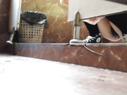 小哥第一次进女厕偷拍多位美女 不敢太造次 很真实也很刺激