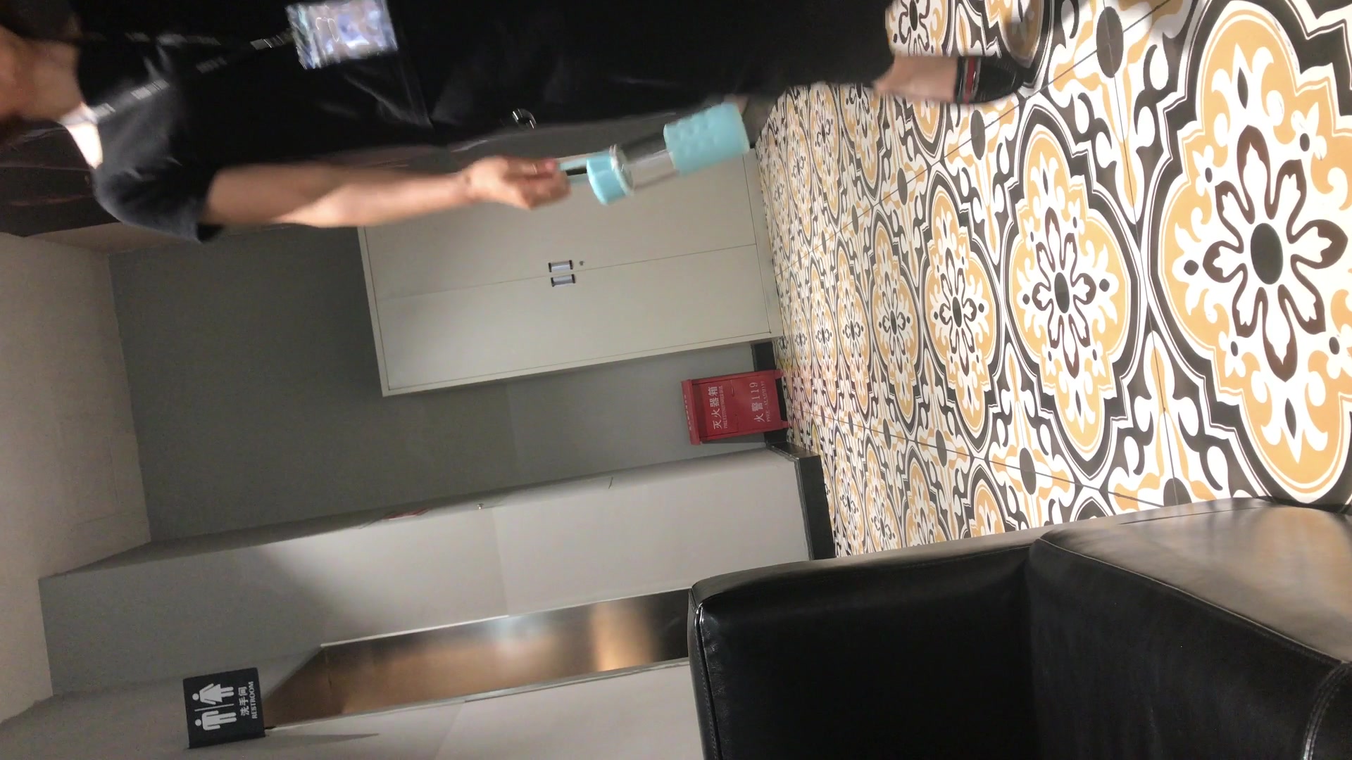 11月新流出国内厕拍大神潜入商场写字楼女厕偷拍精选片段1080P高清无水印版