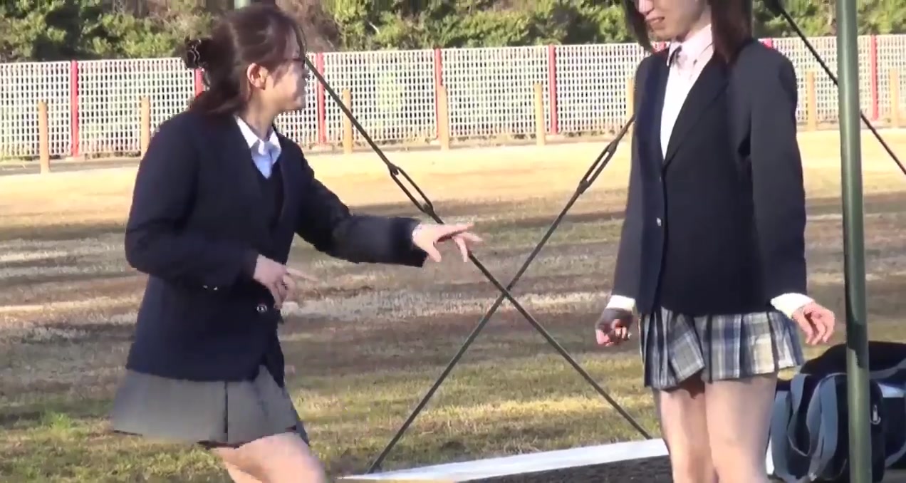 盗站最新流出题材类作品一群年轻身穿校服的学生妹放学不回家户外花样小解比赛看谁尿的远尿的多