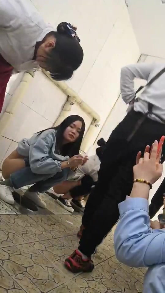 潜入女厕所偷拍