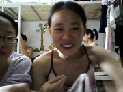 女生宿舍被某屌丝室友用笔记本电脑偷拍其他同学在宿舍日常生活换衣