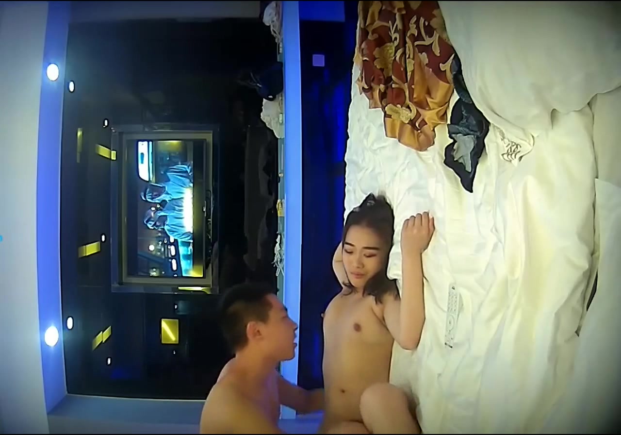 时尚气质的大胸美女白领下班被公司领导带到酒店啪啪,第一次草草了事,第2次美女自己拿着鸡巴往里放,各种猛干!