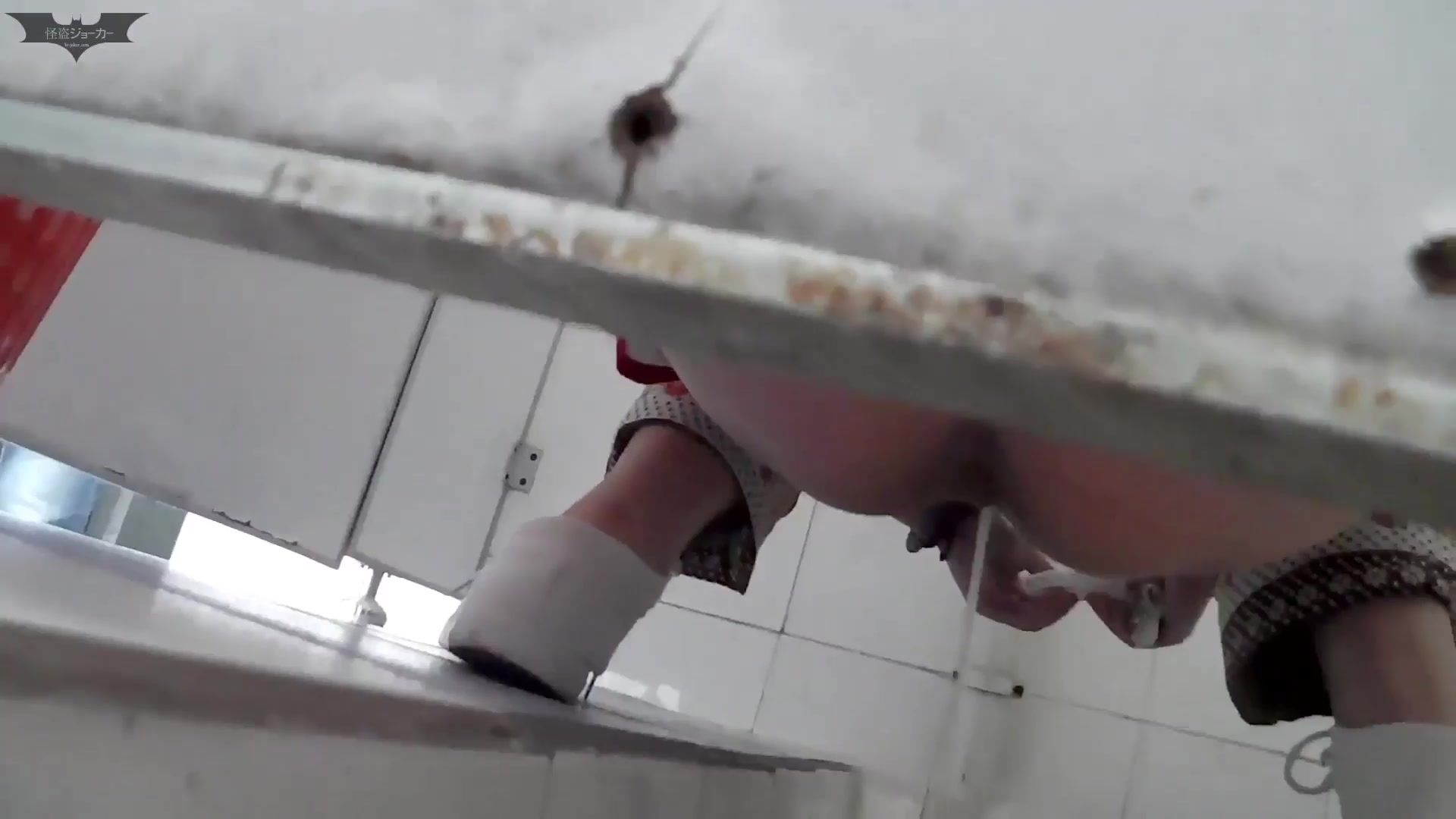 【全網首發】【國內廁拍】大神潛入某高校溝廁偷拍大學生美眉噓噓 有幾個妹子顏值還可以～原版高清