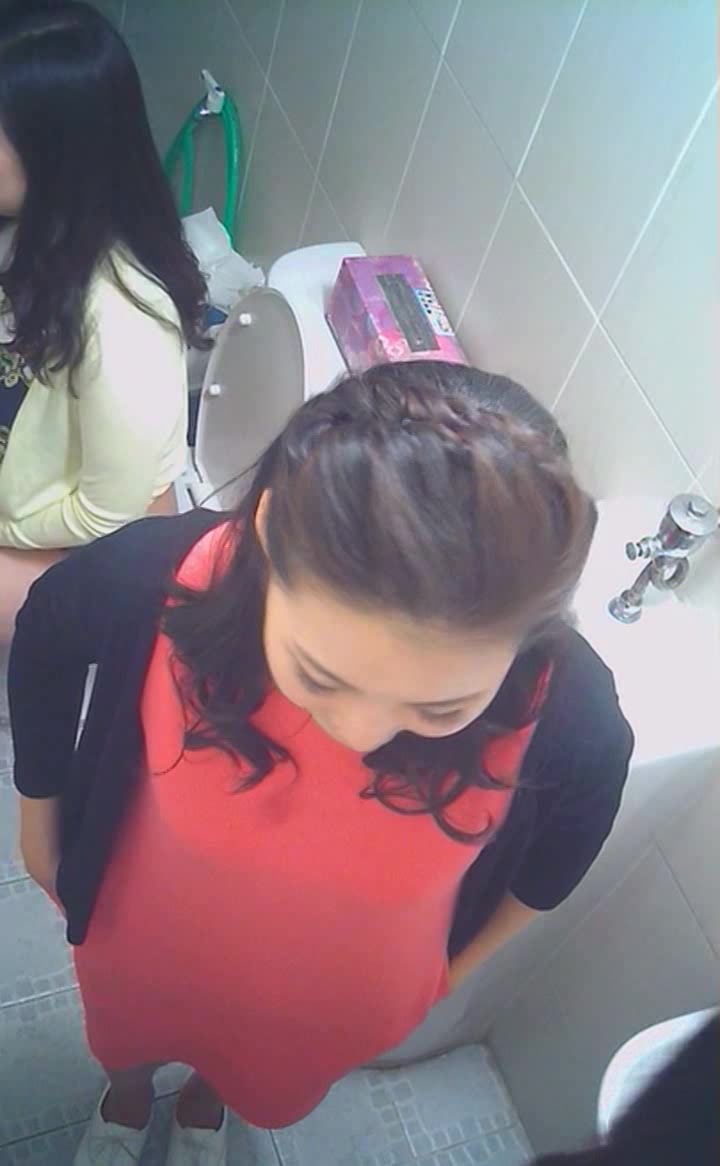 某娱乐场所公共WC系列连拍各种类型年轻美女气质美少妇方便动作诱人有组团来的貌似美女还给男友口了几下