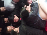 网络热搜结婚恶搞伴娘，伴娘因长着一对美乳被一群色狼围攻,胸罩都被掀翻直接伸手揉奶子