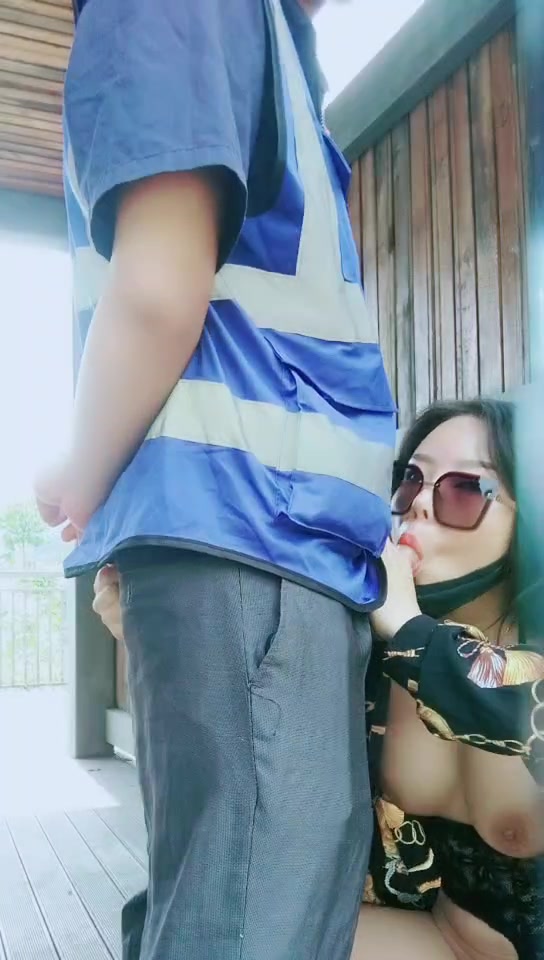 渣女户外勾搭公园内口交后入爆草骚逼和菊花