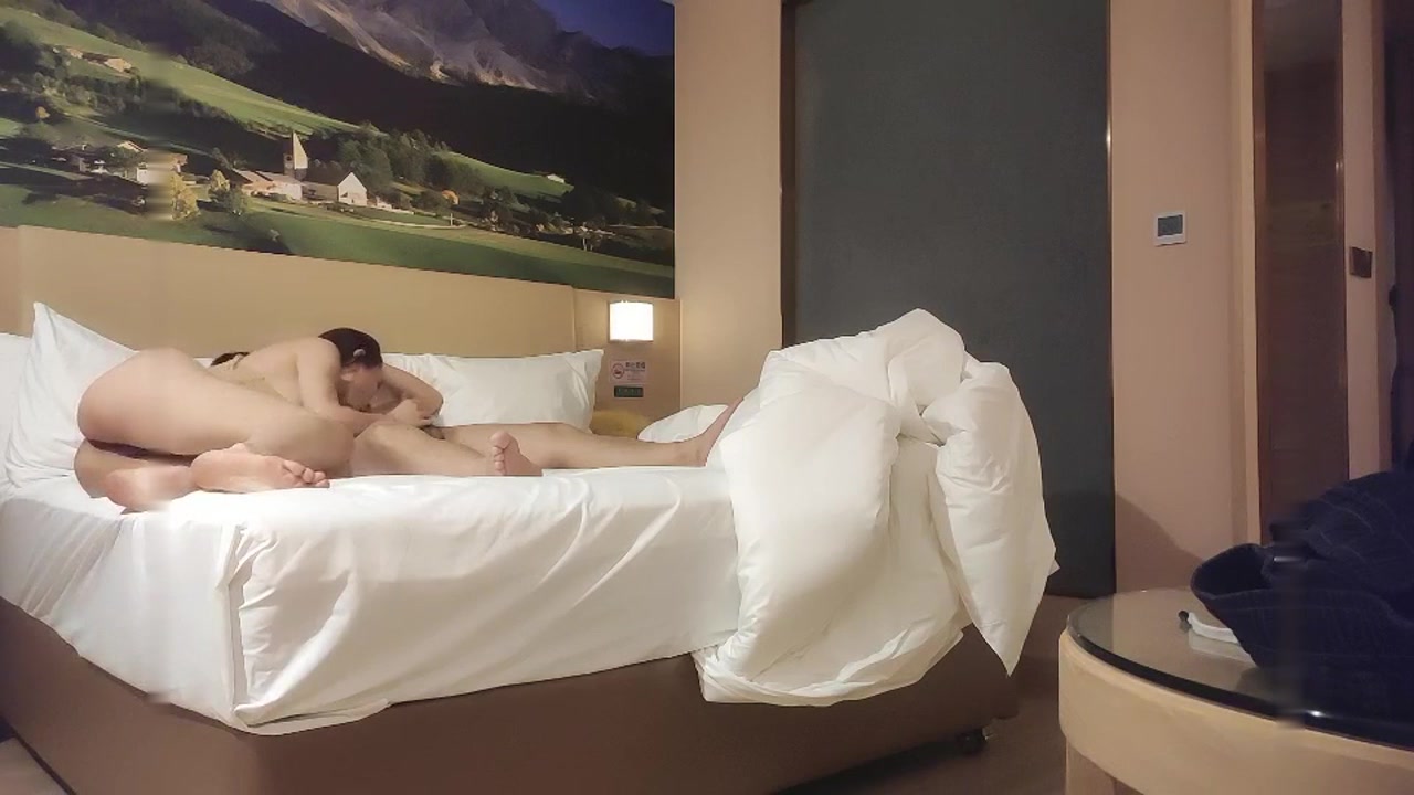 美腿少妇一副贵妇的样黄色齐逼短裙太亮眼了