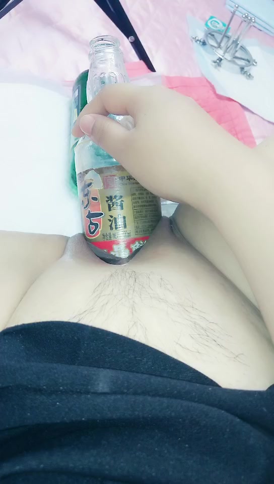 虐逼行动扩阴器撑开道具插菊花骚男往逼里尿尿