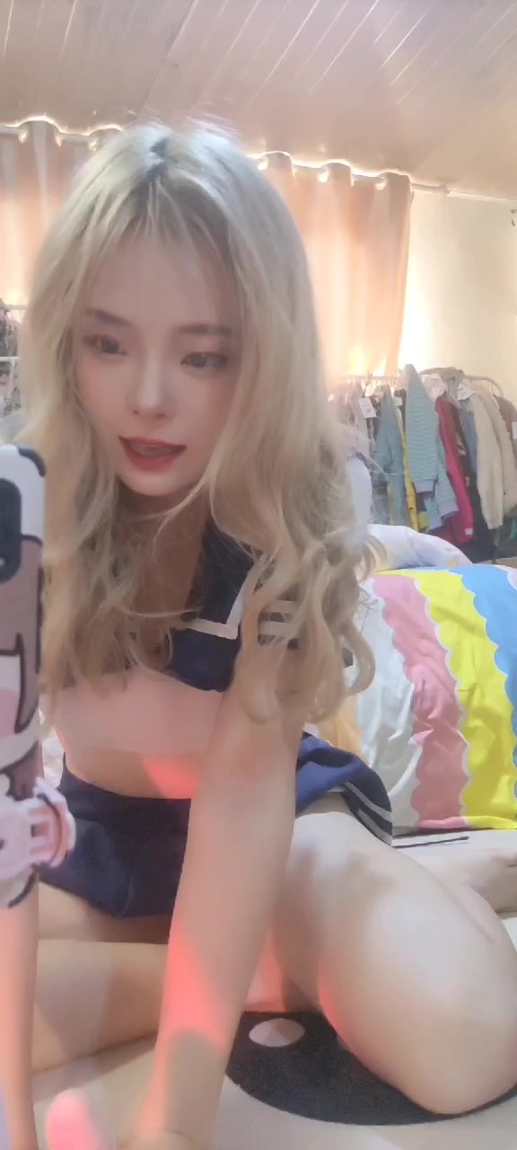 JK学生妹诱惑自慰（有人认得这是谁吗）