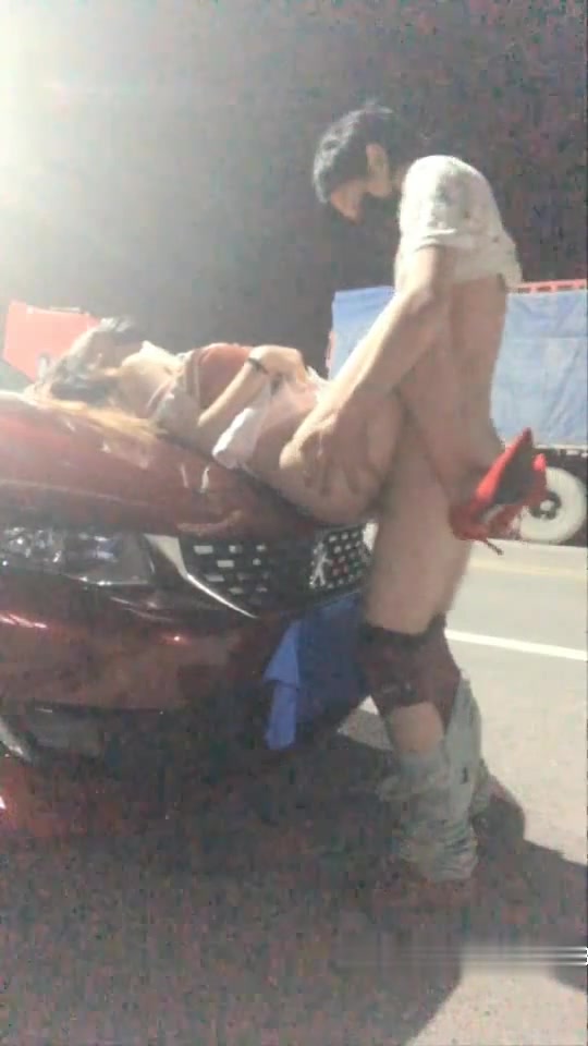 墨镜妹子深夜马路边引擎盖上抱着操后入猛干