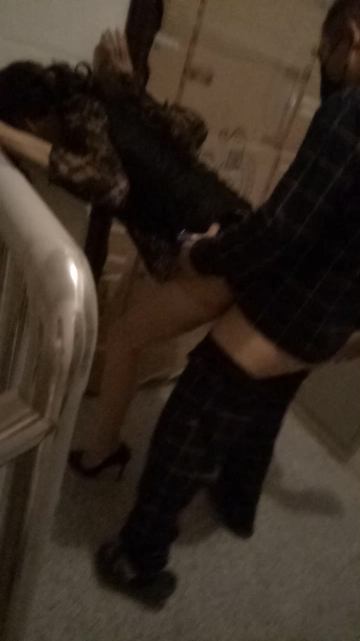 骚货娘们夜晚寂勾搭邻居到顶楼打炮姿势淫荡