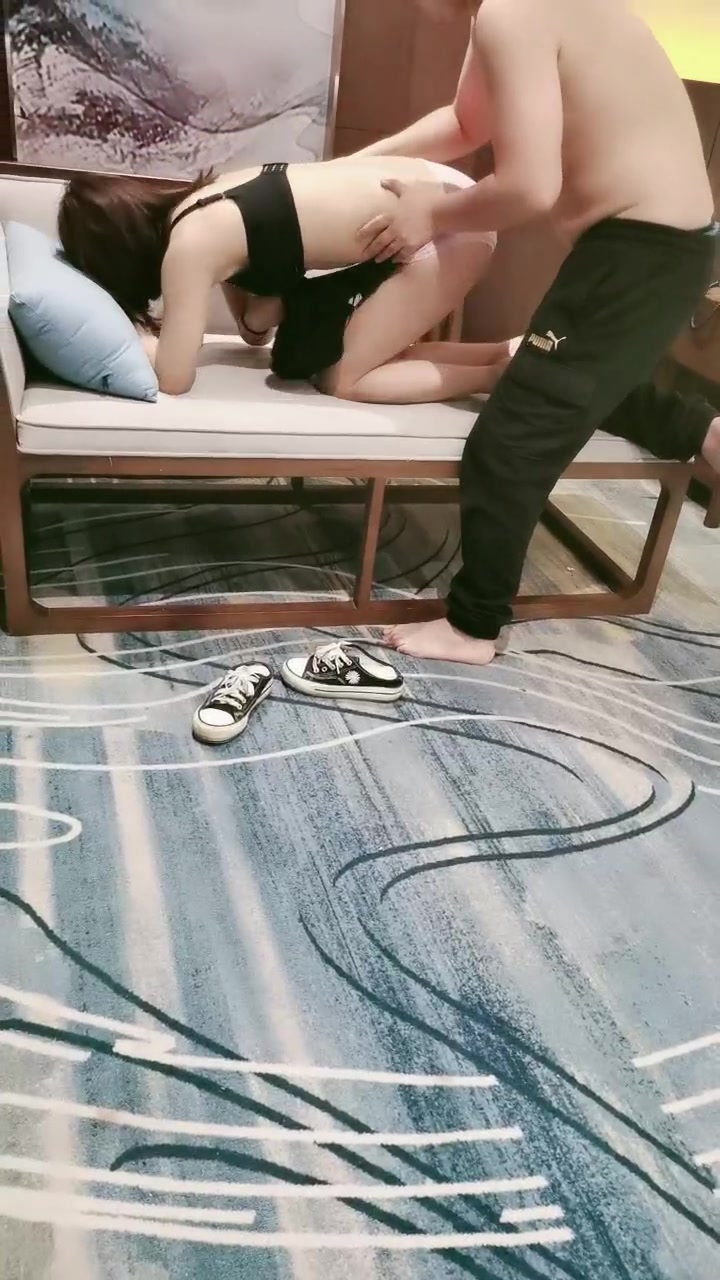 兼职大学生让小哥抱在怀里吃奶玩逼床边后入