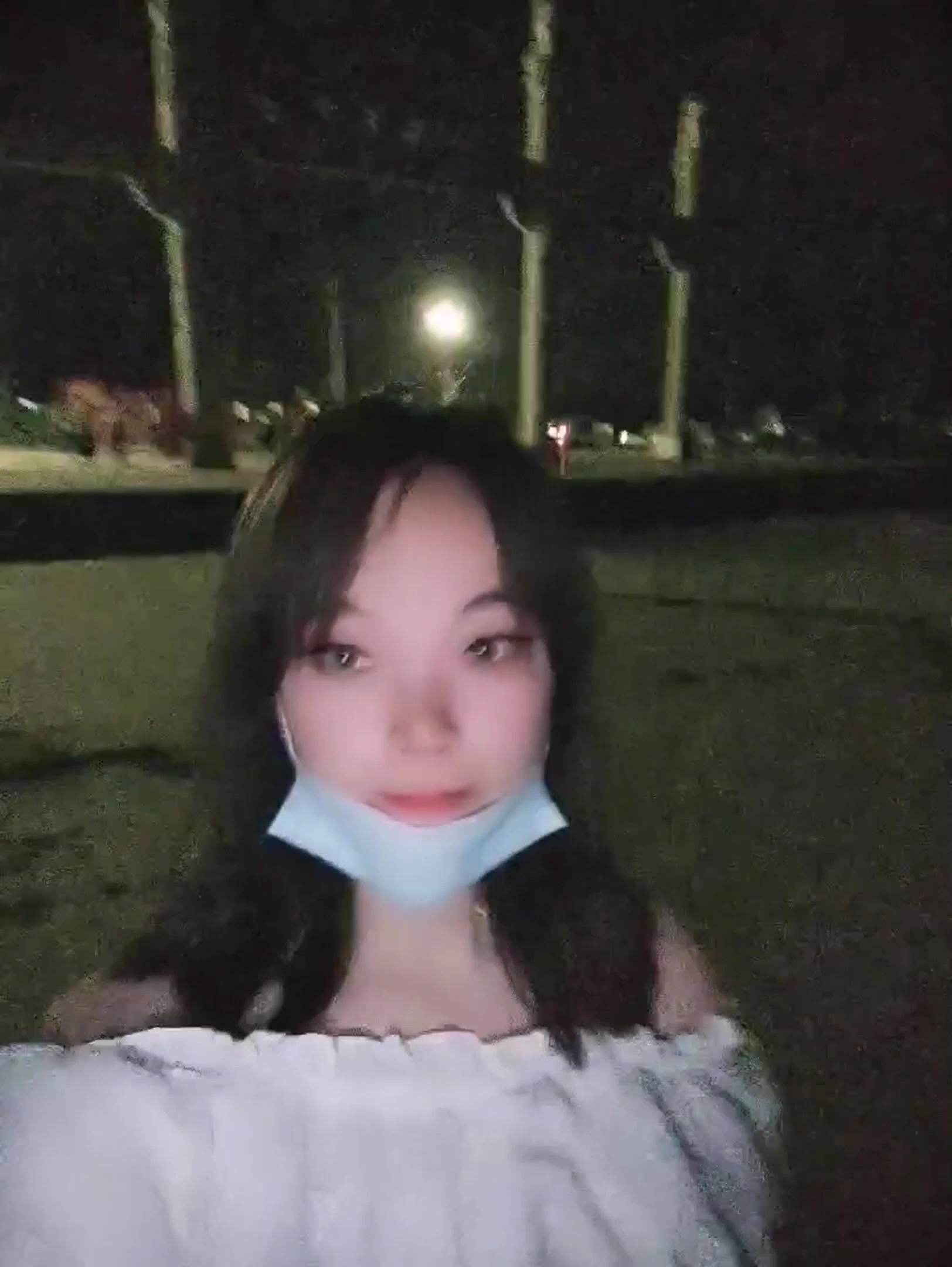 这妹子好会玩，先在公园露奶，然后又跑到马路边自慰喷水，给路人都看呆了