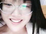 可爱眼镜学妹酱酱仔全程露脸洗澡诱惑，尿尿给狼友看好骚，揉骚奶子自慰逼逼，奶子比心好有爱，精彩不要错过