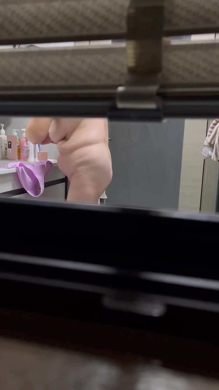 偷拍丈母娘洗澡