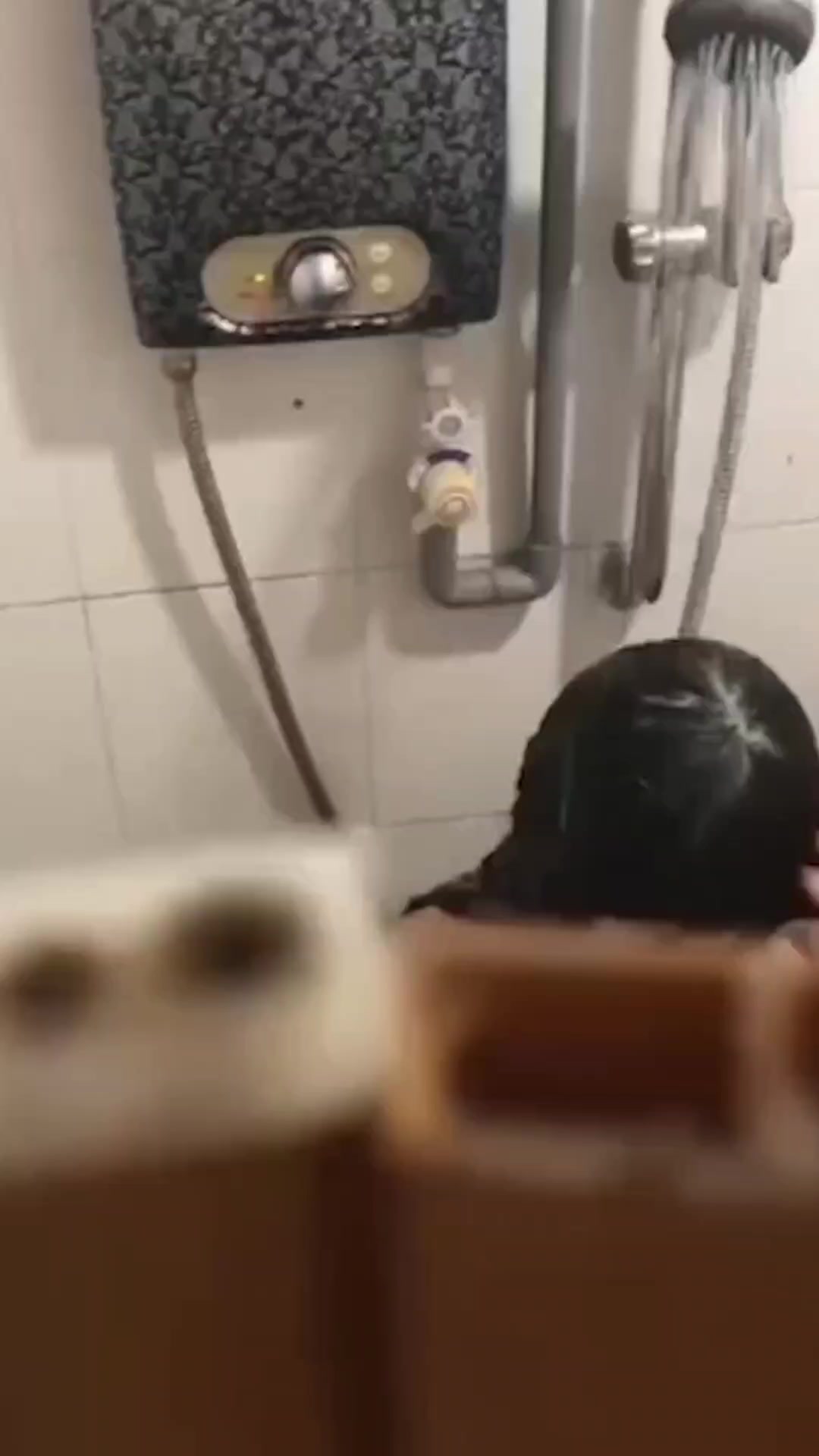 偷拍隔壁邻居家小妹洗澡被发现 给裸身小妹吓的大喊