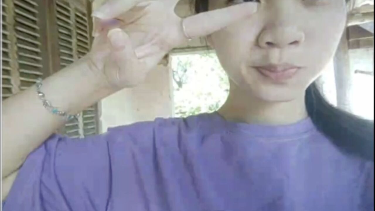 可爱的越南学生放学后在家自慰