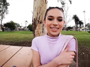 性感而娇小的瓦伦西亚完成了她的第一次粗暴色情场景