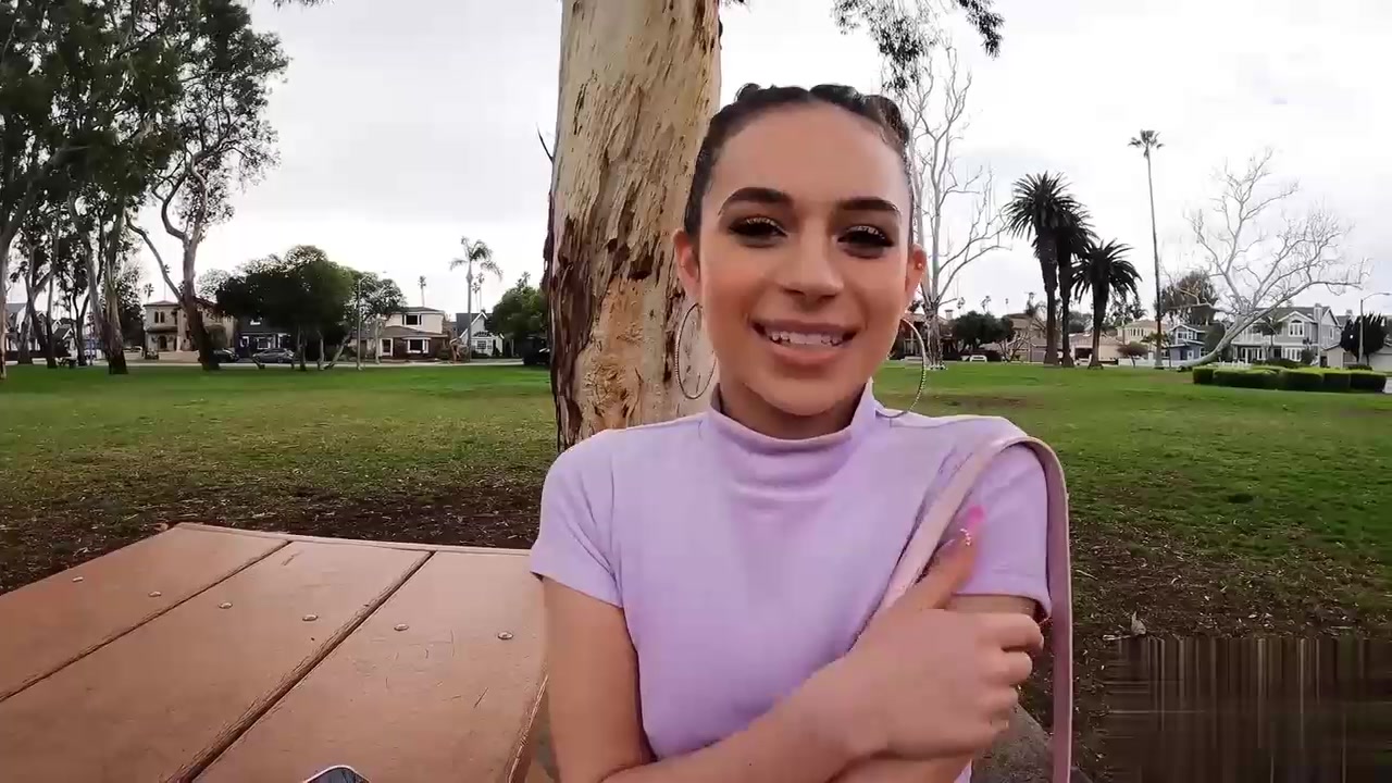 性感而娇小的瓦伦西亚完成了她的第一次粗暴色情场景